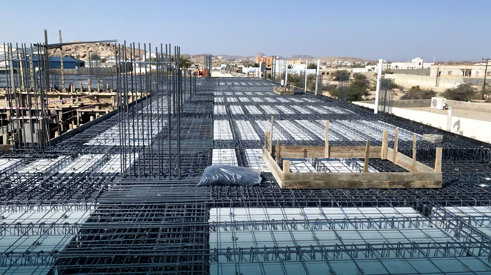 مهندسو مساحة يقومون بعمليات الرفع