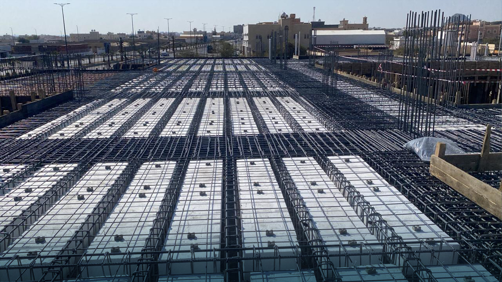 مهندسو مساحة يقومون بعمليات الرفع