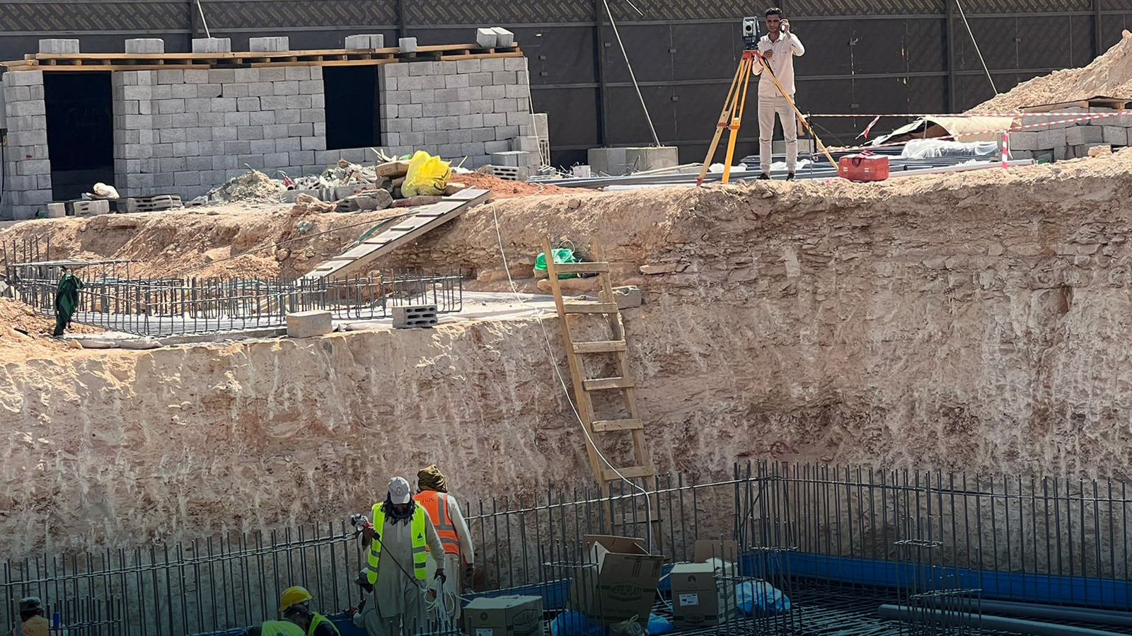 مهندسو مساحة يقومون بعمليات الرفع
