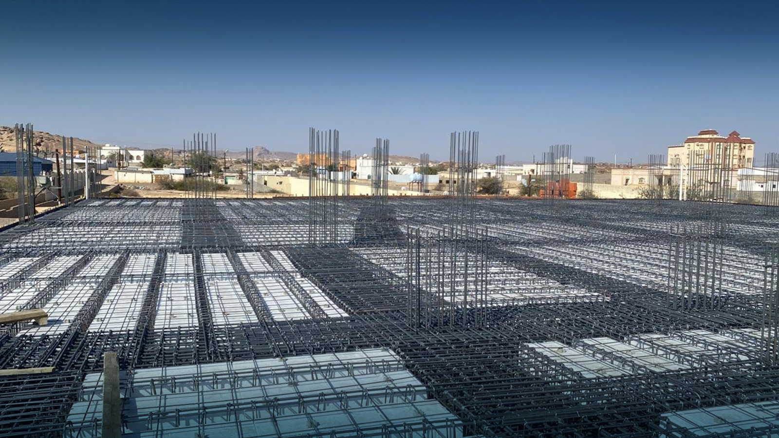 مهندسو مساحة يقومون بعمليات الرفع
